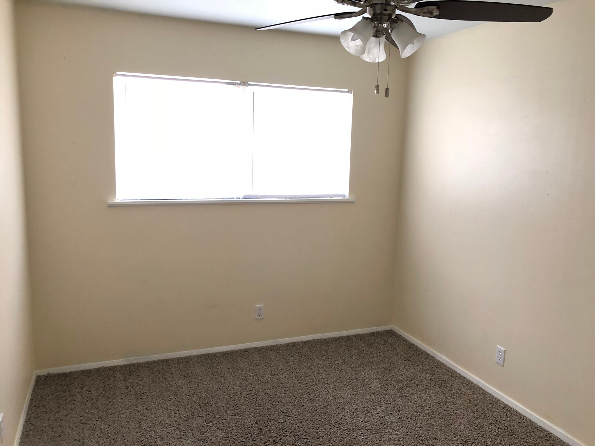 3rd bedroom - 2754 Yale