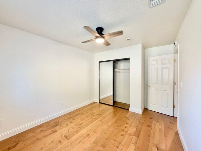 Building Photo - Beautifully updated 3 bedroom 2 bathroom duplex in Carmichael!