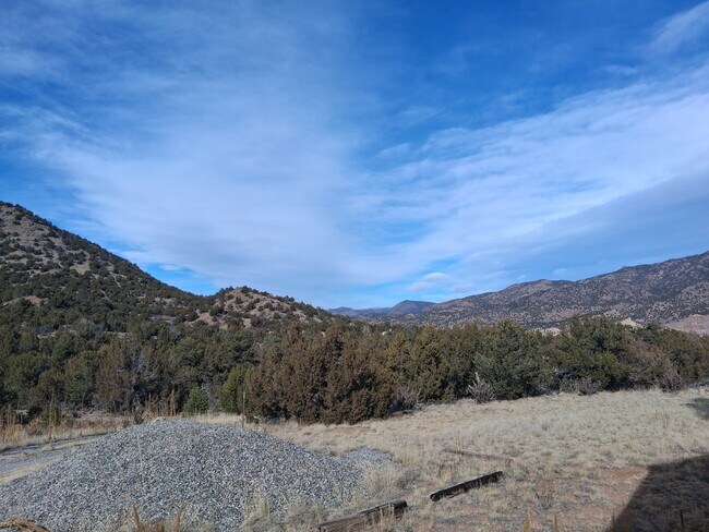 Building Photo - 1901 Meadowdale Ln