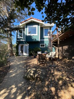 Surrounded by greenery - 26036 Clover Rd