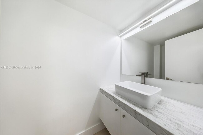 Building Photo - 9800 W Bay Harbor Dr