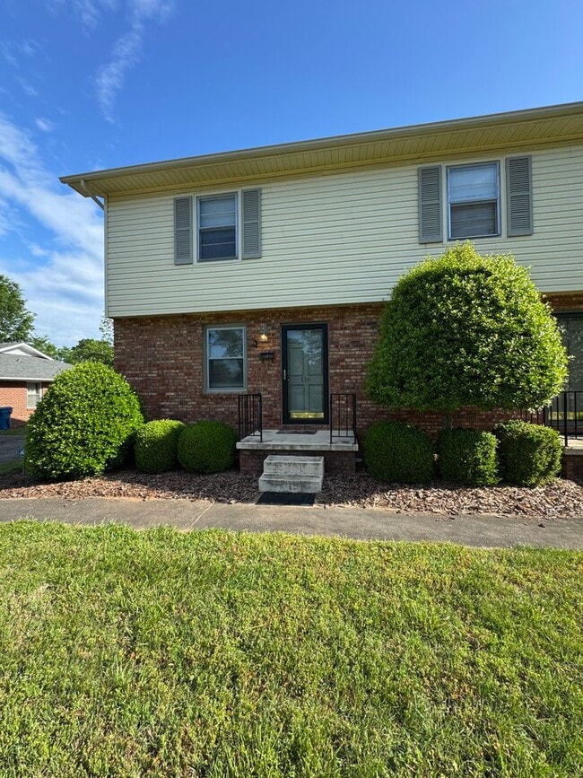 Building Photo - Spacious 2 Bed, 1.5 Bath Apartment in Prim...