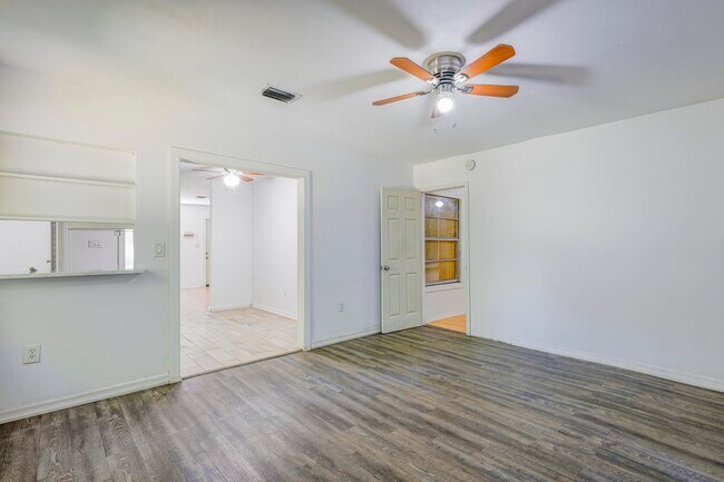 Building Photo - 280 NW Airoso Blvd