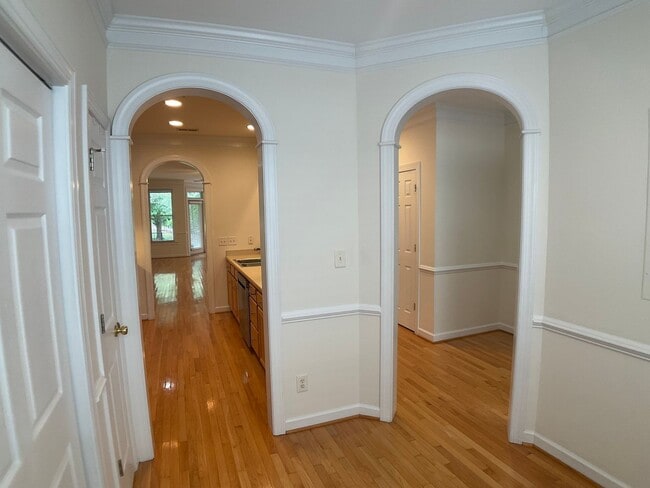 Building Photo - Gorgeous Condo in the heart of Chapel Hill