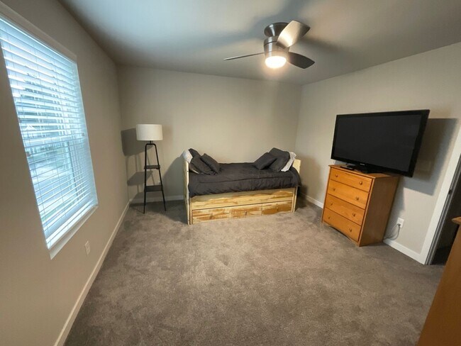 Building Photo - Furnished 4BR/3.5BA Home w/ Modern Ameniti...