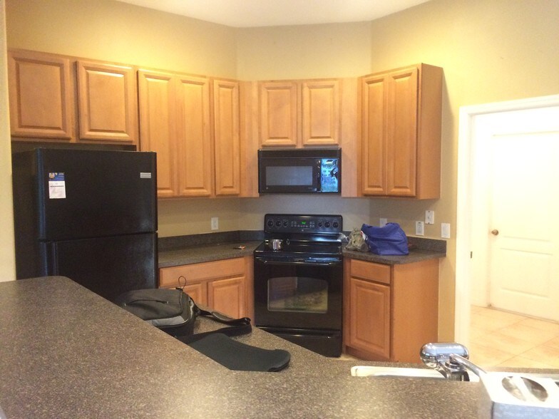 Modern kitchen with lots of space - 3615 Soft Breeze Cir