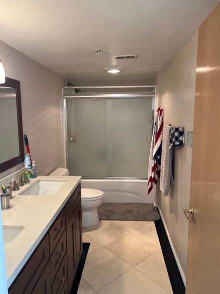 Master bathroom - 650 Kelton Ave