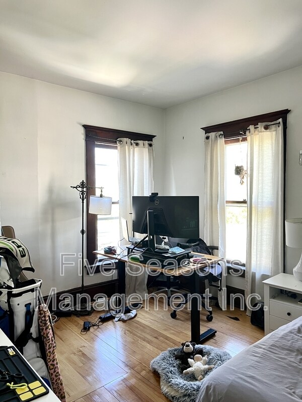 Building Photo - 369 S Winooski Ave