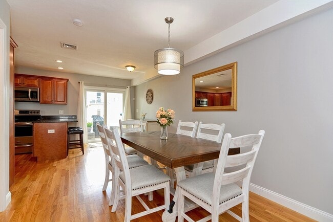 Building Photo - 28 Richardson St