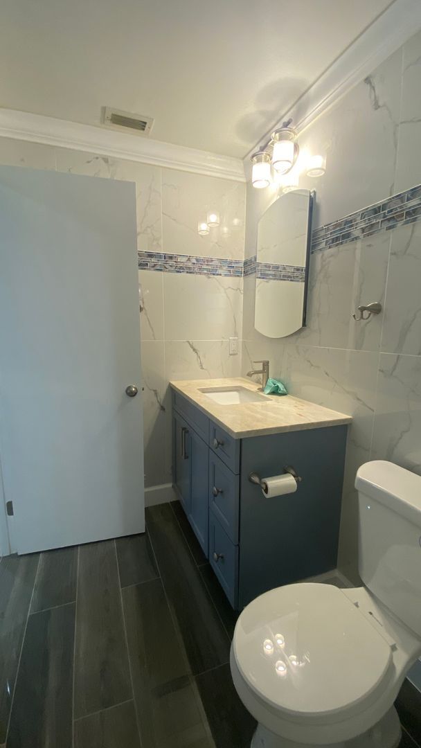 Building Photo - Stunning Remodeled 3BR Home Minutes from Beaches & Shopping