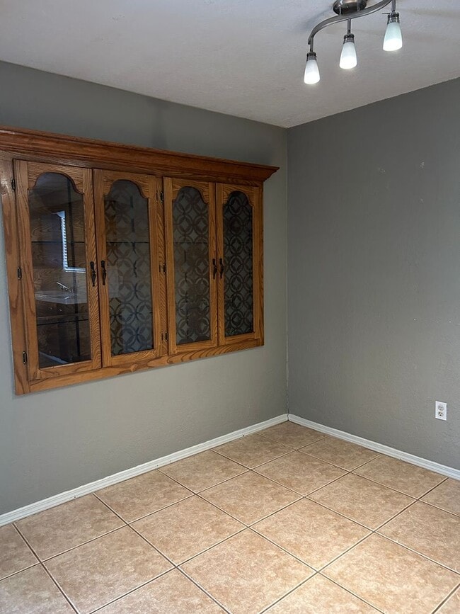 Building Photo - 3 bedroom, 1 3/4 baths NOW AVAILABLE in the Eisenhower School District!