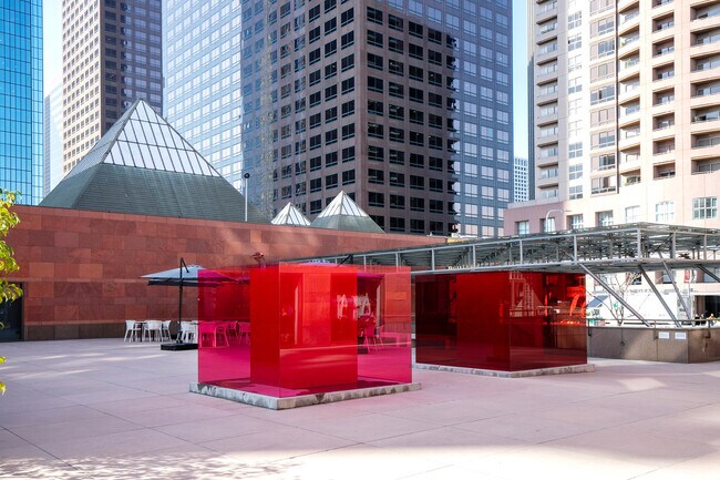 Building Photo - 612 Flower St