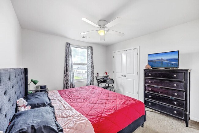 Building Photo - 6 Bedroom, 4.5 Bathroom Home in Cane Bay - Summerville