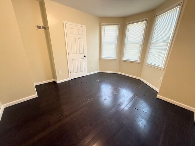 Building Photo - Gorgeous 3-Bedroom Townhome in Elmwood Park! Available NOW!