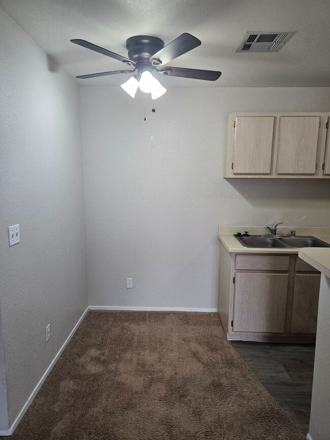 Building Photo - ***GREAT 1 BEDROOM/ 1 BATH CONDO ON SECOND...
