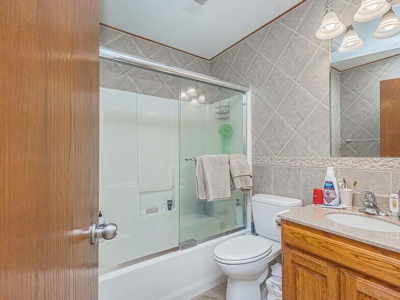 Building Photo - 809 S Outlook Dr