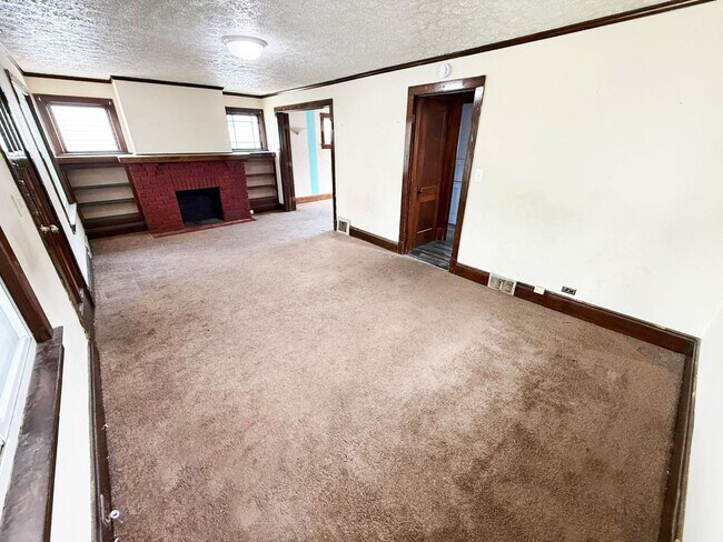 Building Photo - 3 BED 1 BATH BEAUTIFUL SINGLE FAMILY HOME ...