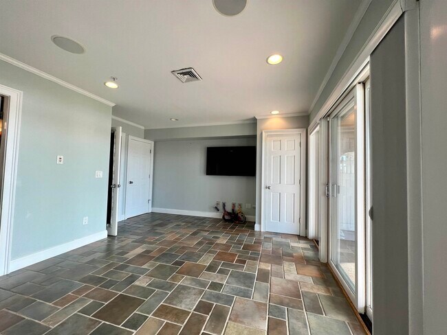 Building Photo - 4 Island Ave