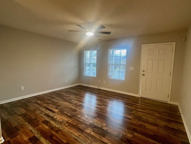 Building Photo - Gorgeous Two bedroom, 2.5 bath townhome in...