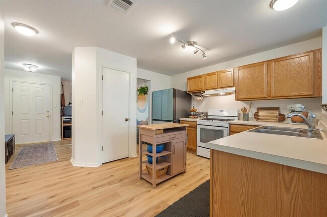 Building Photo - 626 Goldenrod St