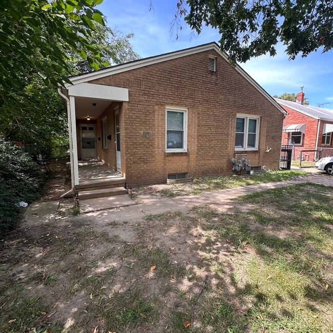 Building Photo - 223-225 S Custer Ave