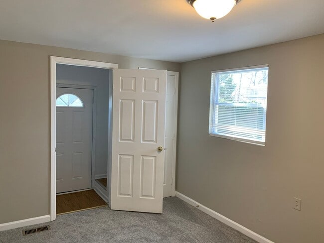 Building Photo - Four Seasons Area, 3 Bedrooms Plus Office, Fire Place, Convenient to Mall & Interstates.