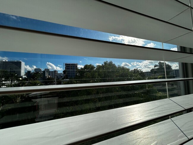 Building Photo - Large 1 Bedroom 1.5 Bath Condo - Steps from Fort Lauderdale Beach!