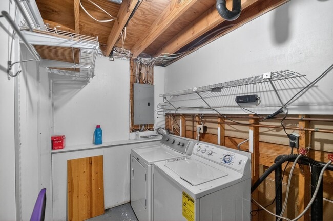 Building Photo - Bright and spacious 4Bd/2.5Bth haven located in a peaceful cul-de-sac!