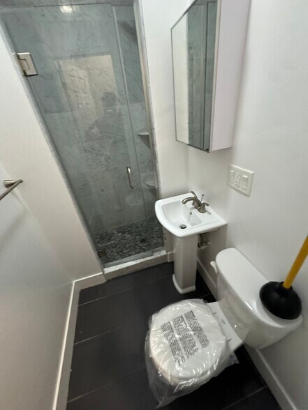 Building Photo - 24 Phillips St