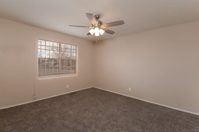 Building Photo - Beautifully Remodeled NE Heights/Uptown Ar...