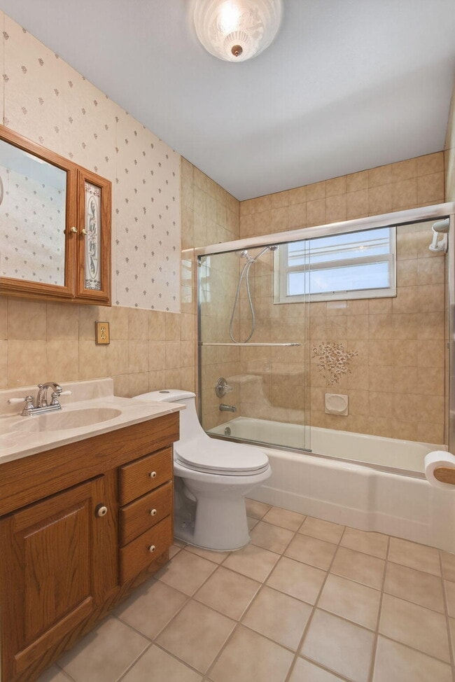 Building Photo - 704 Juniper Dr