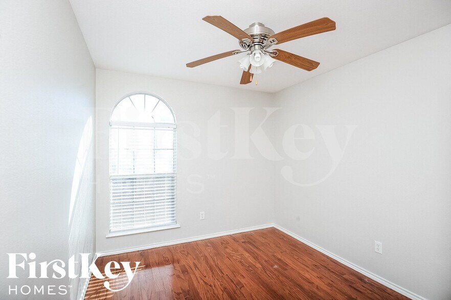 Building Photo - 729 Pace Dr