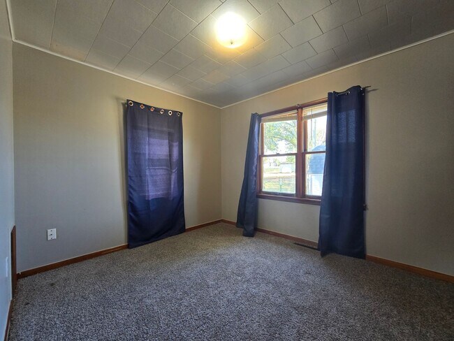 Building Photo - 3 bed 1 bath in Tecumseh!