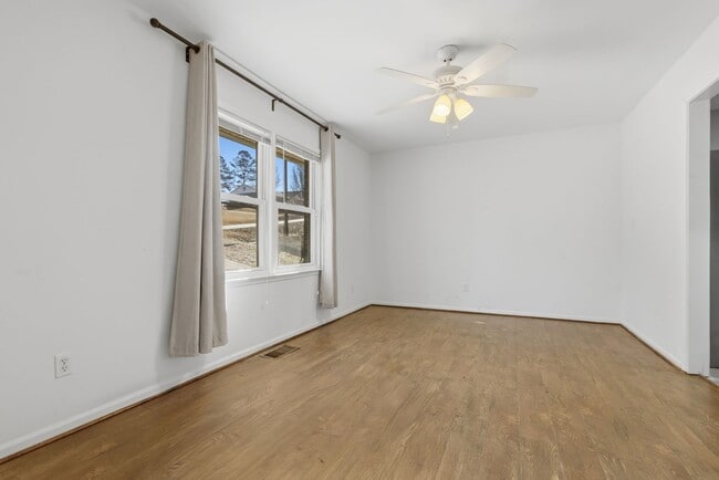 Building Photo - Spacious 3BR Home Close to Post, Schools & Shopping