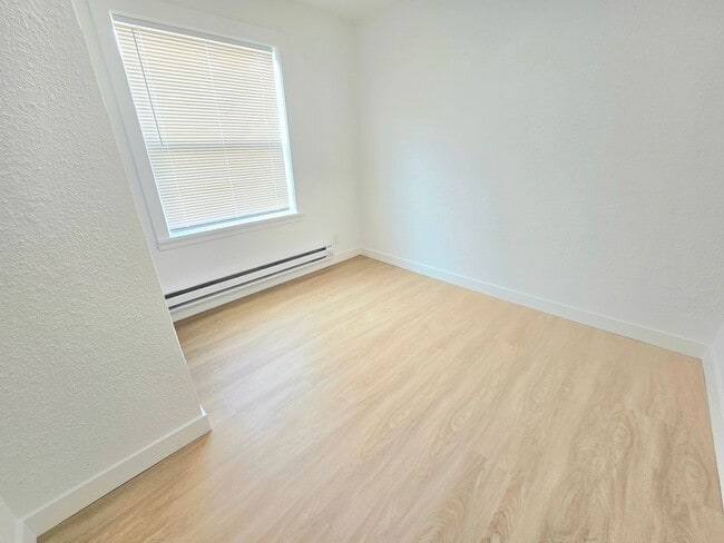 Building Photo - Fully Remolded 2 Bedroom Apartment Move-in READY! Move In Special Offering $550 Move In Credit!