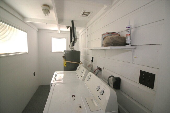 Building Photo - 418 3rd St