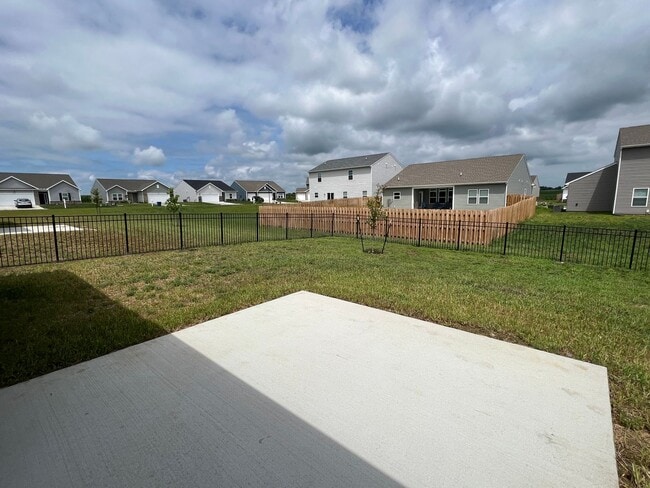 Building Photo - Almost new 3B2B plus den+fenced yard