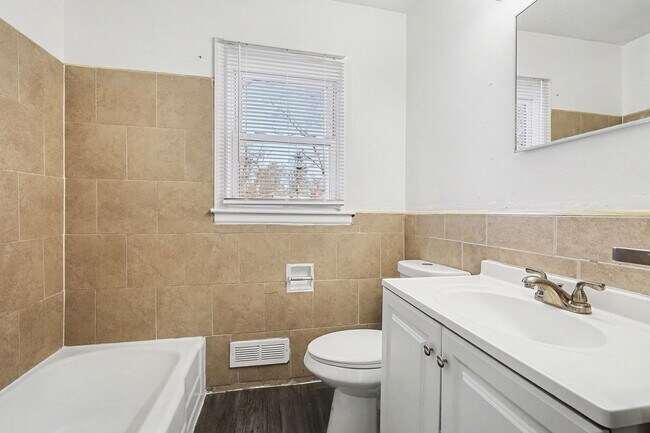 Building Photo - Beautiful 2 Bedroom 1 Bathroom house in Kansas City!