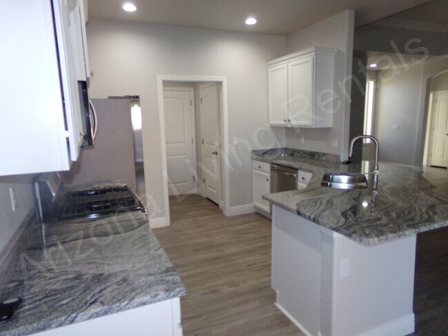 Building Photo - GORGEOUS 3 BEDROOM 2 BATHROOM HOME