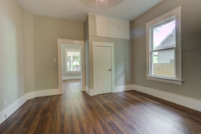 Building Photo - Charming & Renovated Two Bedroom Home