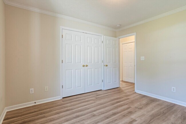 Building Photo - 313 Southbank Dr