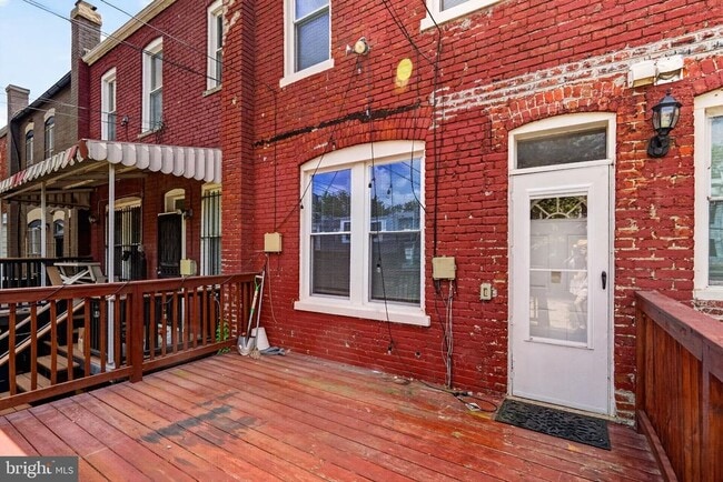 Building Photo - 635 Kenyon St NW