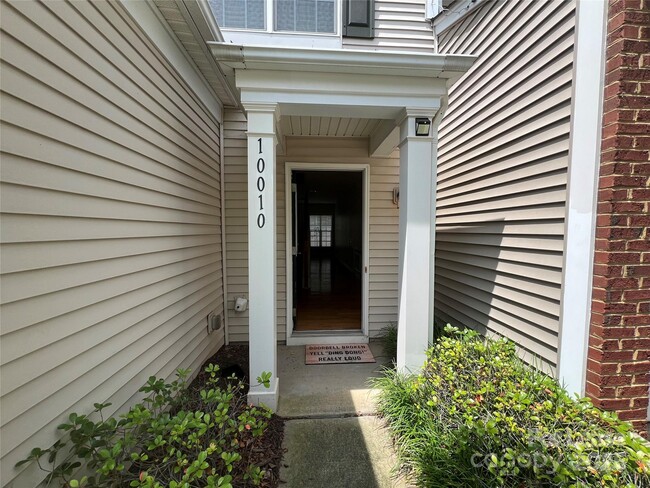 Building Photo - 10010 Blakeney Preserve Dr