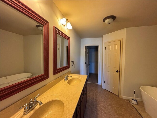 Building Photo - 800 Village Field Ct NW