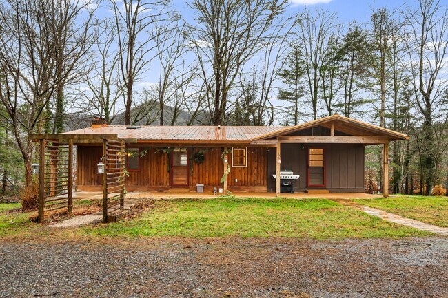Building Photo - Rural Retreat in Candler with Bonus Room (Heat, Water, & Lawn Maintenance Included)