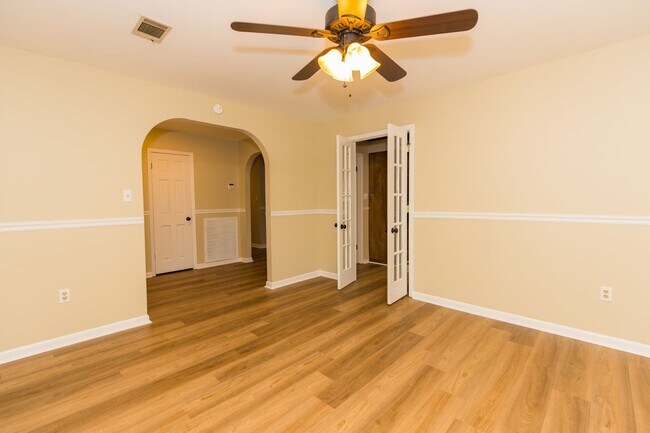 Building Photo - 4 Bed 2.5 bath