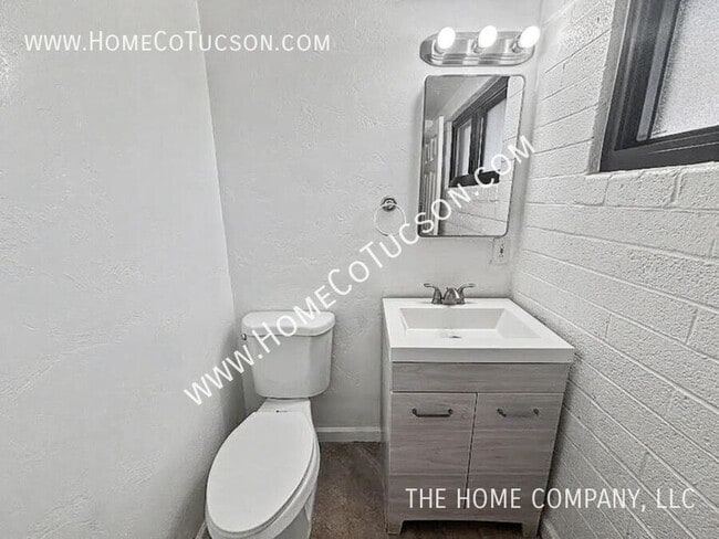 Building Photo - 410 W Calle Antonia