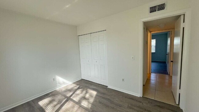 Building Photo - Island Condo Living!