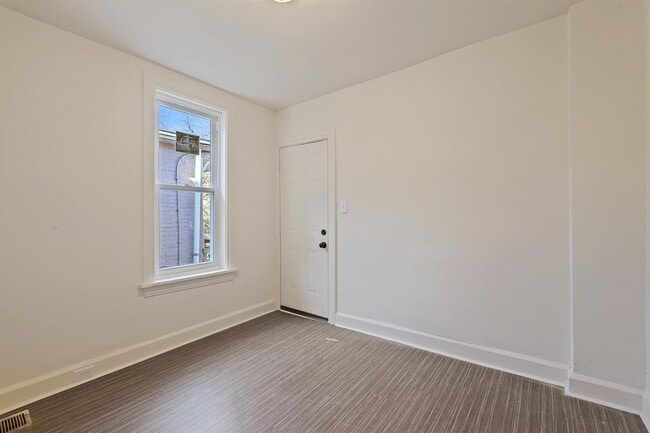 Building Photo - Bright 5 Bedroom, 1.5 Bath Home in Harrisburg, Pa!