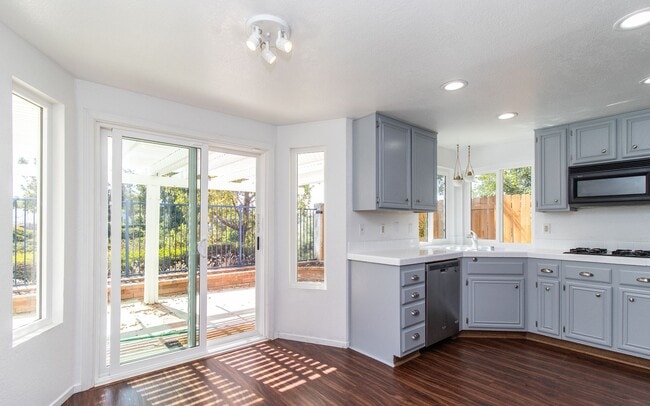 Building Photo - Updated Rancho Del Oro 3 bedroom 2 bath home